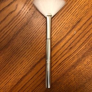 IT Cosmetics FAN BRUSH
